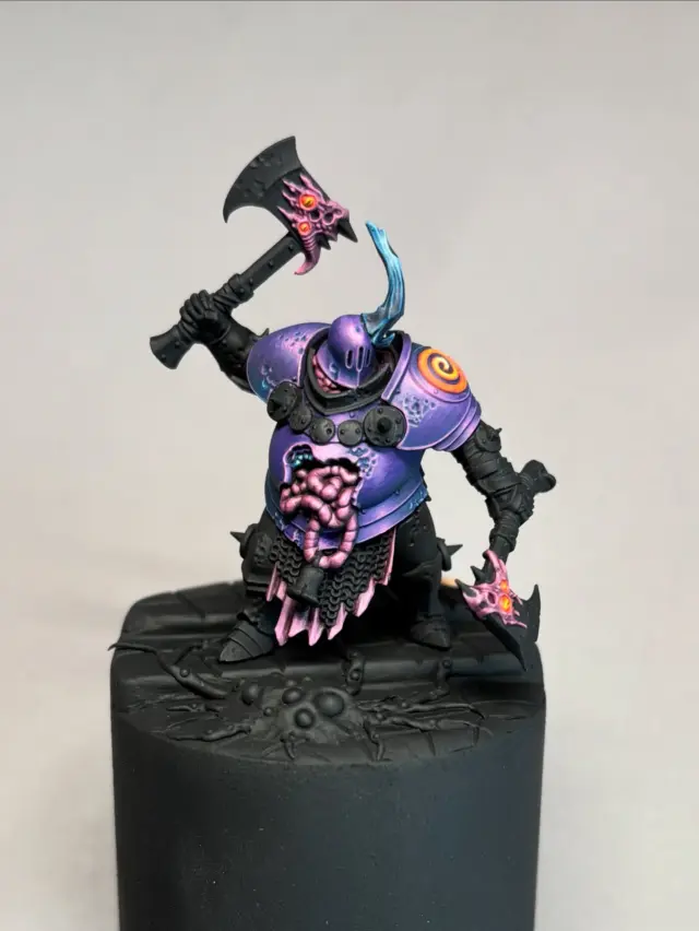 ☠️ Corrupted Blight Templar ☠️
I've made some tweaks to my Corrupted Blight Templar design. The axe biomass now matches the color of the intestines, creating a more balanced look with the orange eyes. Adding an orange glow effect to the shoulder rune was the perfect finishing touch!
What are your thoughts? Should I revert to the original design?

#warhammer #warhammercommunity #warhammerageofsigmar #paintingwarhammer #darkwater #nurgle #deathguard