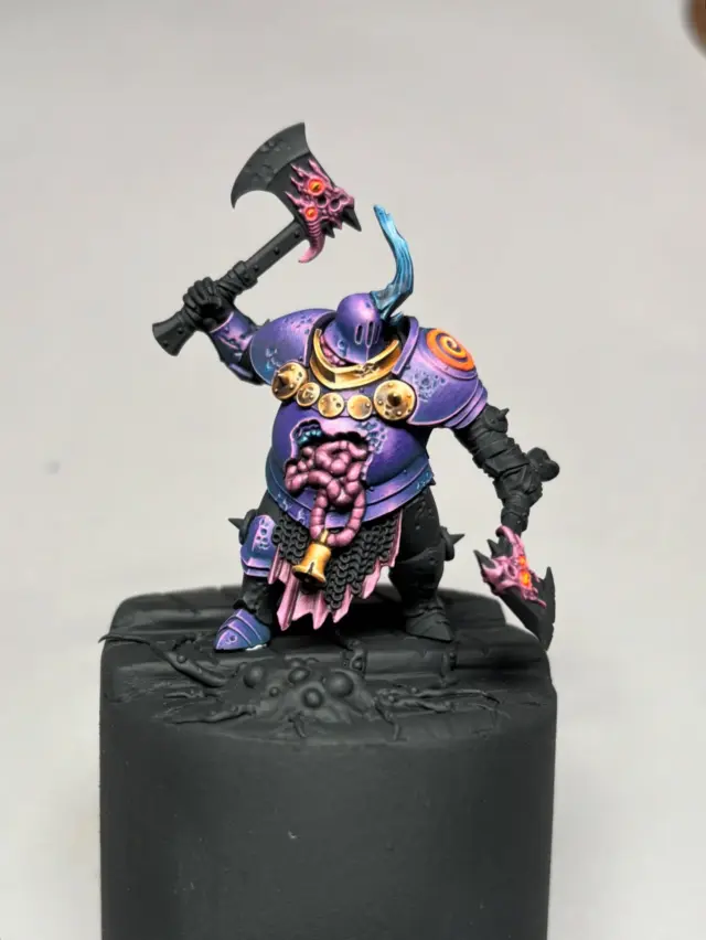 🪲 Blight Templar W.I.P. 🪲
Here's an updated picture of my work-in-progress Blight Templar miniature from the Warhammer Darkwater box. I've added some gold copper-ish touched  non-metallic metal tones with orange and warm brown hues to match the runes and bring warmth to the cold color scheme. It seems to make the colors pop even more - what do you think? ?

#warhammer #warhammercommunity #warhammerageofsigmar #paintingwarhammer #darkwater #nurgle #deathguard