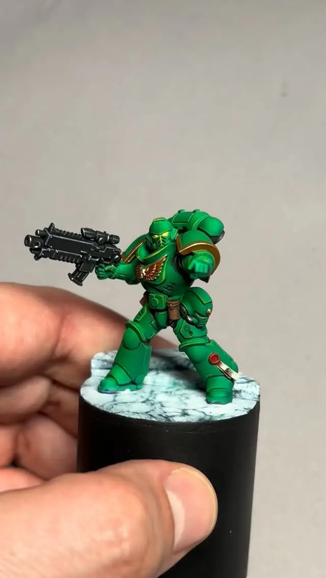 Day 6 of the experiment, hit 3 hours but still not satisfied. As you might know I’m working with transparent colors and zenital highlights, but the shadow tone under the green needs work - too light. I adjusted with highlights and recess shades, but time ran out. Hard to stop with it feeling unfinished, but that's the point: letting go of perfectionism. 😅 Any feedback's welcome! Share if you've ever felt like a piece isn't done yet. 

#warhammer #warhammer40k #miniaturepainting #paintingwarhammer #warhammercommunity