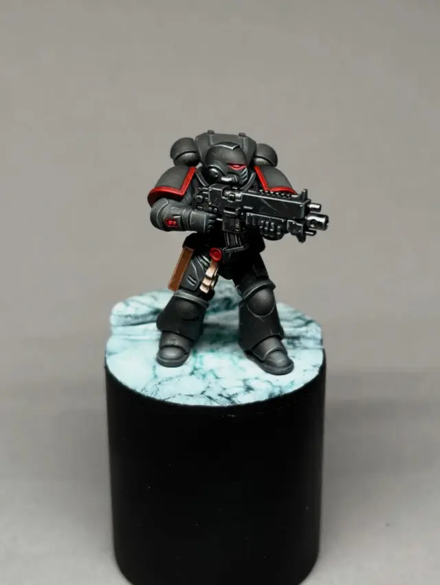 ⚔️ Details Up Front, Discipline in the Back
Still pushing myself to break into focusing only where it counts.

This Primaris is all about the Grey armor, built from:
* Black primer
* Bold Titanium White zenithal
* Transparent Black for that smooth, controlled volume
* Edge highlights with Neutral Grey and Pale Grey Blue

The red is just for the trims and chest eagle:
* Burnt Red basecoat
* Bold Pyrrole Red highlights for that clean pop

And again… the back only got the basics. No overworking. No spiraling.

Because the front is where the story lives — and the more I accept that, the better these minis turn out.

Do you also catch yourself wasting time on the parts no one ever looks at?

#warhammer #warhammer40k #miniaturepainting #paintingwarhammer #warhammercommunity