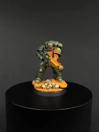 🔥 Raptors Hellblaster 🔥

This project was all about finding the right balance between subtle realism and eye-catching contrast.
The muted grey-green armor keeps the model grounded, while the glowing plasma OSL adds that burst of energy that immediately draws your eye. 

I wanted the glow to feel like it was actually spilling across the armor instead of just being painted onto the weapon.

The painting guide is almost there! ✂️ The editing is nearly finished, and all that’s left is syncing the audio and final polish. If everything goes to plan, I’ll have it ready sometime next week.

I’m really curious—what catches your eye first on this model? The plasma glow, the armor recipe, the weathering, or one of the smaller details?

Let me know below! 👇

#warhammer40k #warhammer #paintingwarhammer #warhammercommunity #miniaturepainting